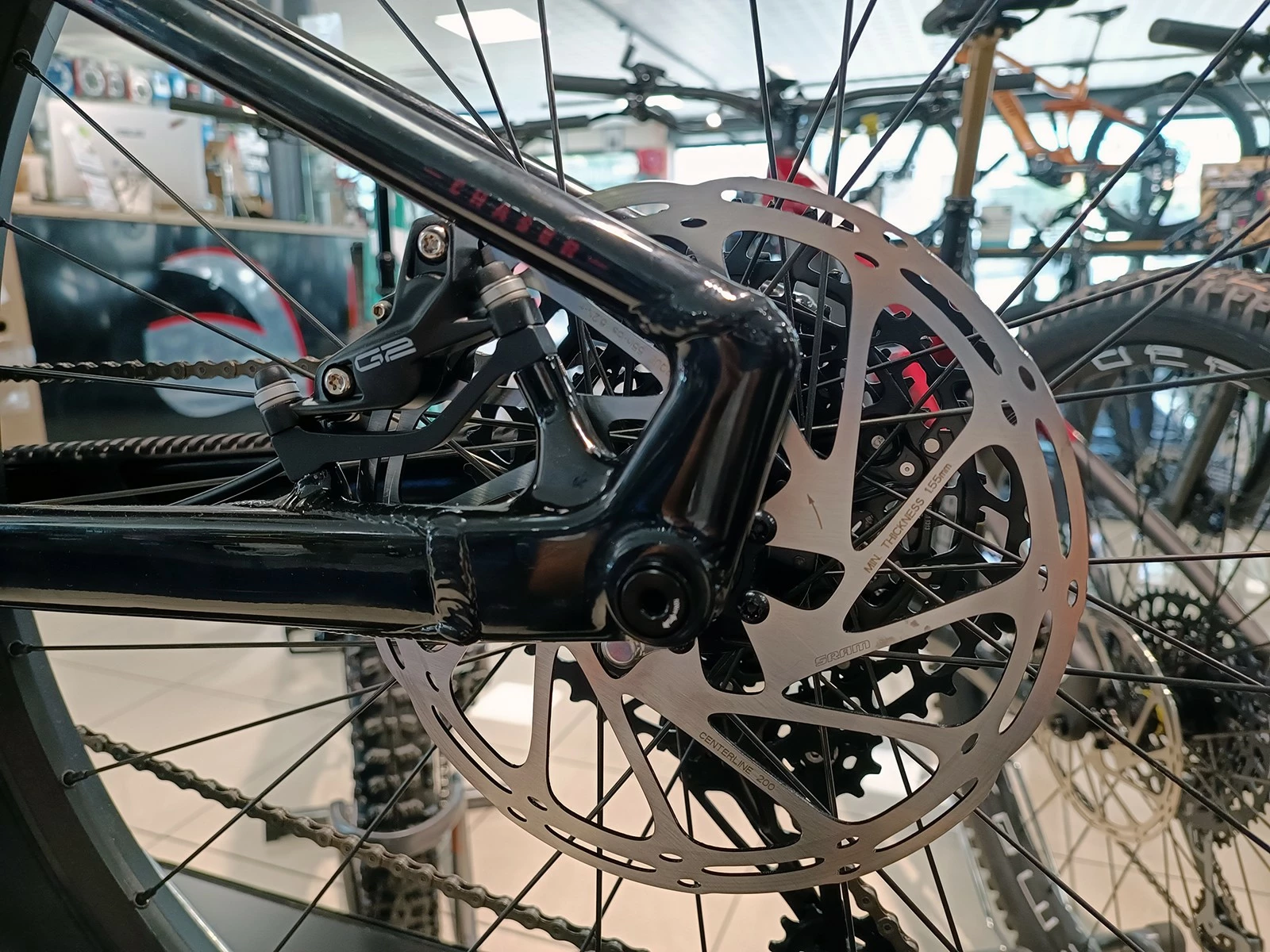 MONDRAKER Chaser 750 VTTAE Cherry Red-black 2022 6 MONDRAKER Chaser 750 VTTAE Cherry Red-black 2022 – Image 4