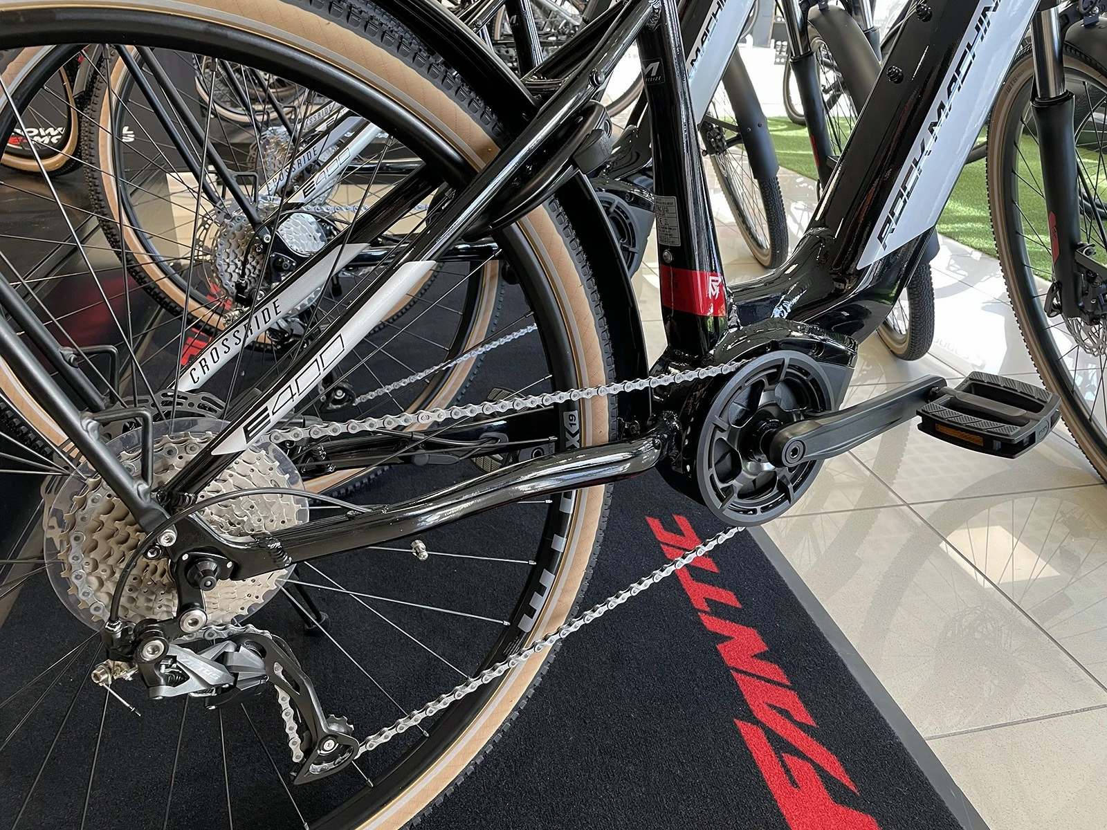 ROCK MACHINE Crossride INT E400 B Touring 500WH Vélo De Ville électrique 2022 5 ROCK MACHINE Crossride INT E400 B Touring 500WH Vélo De Ville électrique 2022 – Image 3